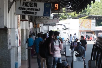 ரயில் நிலையத்தில் தமிழ் இளைஞரை ஈவிரக்கமின்றி தாக்கிய இராணுவ வீரர்கள்