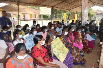 தமிழ் மக்களுக்கான அரசியல் தீர்வு மற்றும் அதிகாரப் பரவலாக்கம் கோரி தொடரும் மக்கள் போராட்டம் (Photos)