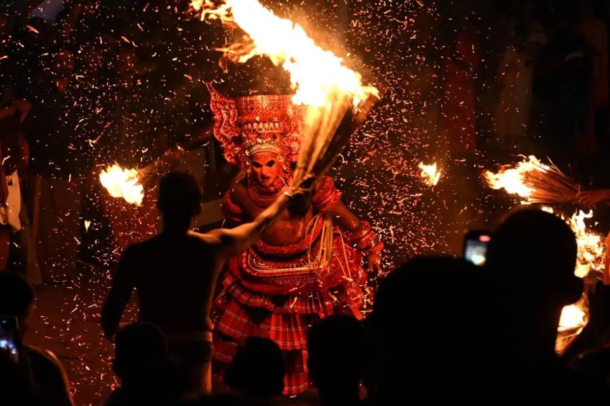 ஆற்றைக் கடந்து வந்து அருள் பாலித்த தெய்யம்.. பக்தி பரவசத்தில் ஆழ்ந்த கேரள மக்கள் | Theyyam Crosses The River To Bless Devotees ஆற்றைக் கடந்து வந்து அருள் பாலித்த தெய்யம்.. பக்தி பரவசத்தில் ஆழ்ந்த கேரள மக்கள் | Theyyam Crosses The River To Bless Devotees
