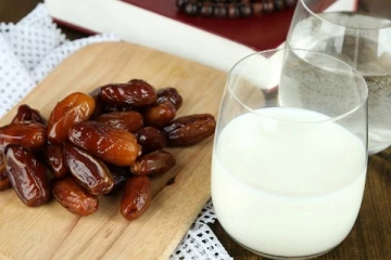 பேரிச்சம் பழத்தை பாலில் ஊற வைத்து சாப்பிடுவதால் ஏற்படும் நன்மைகள் என்ன தெரியுமா?