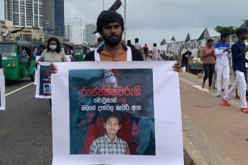 இறுதி யுத்தத்தில் படுகொலை செய்யப்பட்ட இசைப்பிரியாவின் புகைப்படம் தாங்கி காலி முகத்திடலில் போராட்டம்(video)