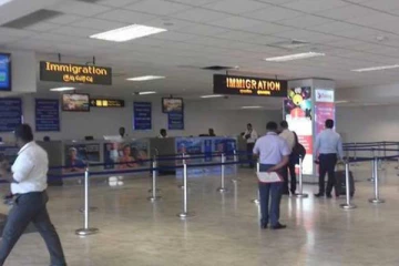 இலங்கையிலிருந்து தப்பியோடும்  அரசியவாதிகள்;  அதிகாரிகள் அதிரடி நடவடிக்கை