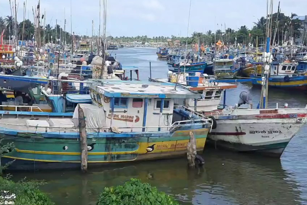 வெள்ளத்தில் மிதக்கும் கம்பஹா வீதிகள்! (Photos) | Flooded Gampaha Streets
