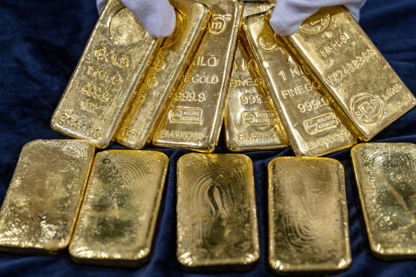 தங்க பிஸ்கட்டுகளுடன் சிக்கிய விமானப்படை அதிகாரி | Air Force Officer Smuggling Gold Biscuits