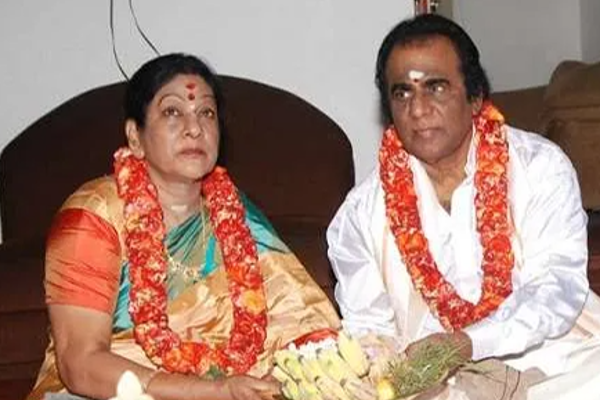 நடிகர் விஷாலின் அம்மாவை பார்த்துள்ளீர்களா.. இதோ அழகிய குடும்ப புகைப்படம் | Vishal Mother Photo