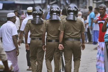 பொலிஸார் மீது கல்லால் தாக்குதல் நடத்திய பெண்கள்!