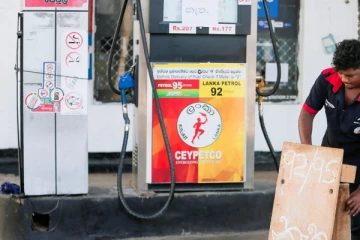 ප්‍රධාන නගරයක ඉන්ධන පිරවුම් හළක භුමිතෙල් ගබඩාකර ඇති භුගත ටැංකියක් සමග මුද්‍රා තැබේ...