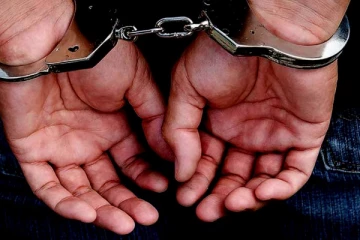 එක්දින සේවයෙන් පාස්පෝට් හදලා දෙනවා යැයි කියා වංචා කළ පිරිසක් මාට්ටු වෙයි..