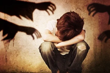 சிறுவனின் உதட்டை கடித்த 76 வயது முதியவர் கைது!