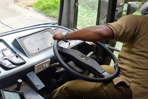 தொலைபேசியை பயன்படுத்திக்கொண்டு பேருந்தை ஓட்டிய சாரதிக்கு விதிக்கப்பட்ட தடை! | Bus Driver Banned For Using Phone While Driving