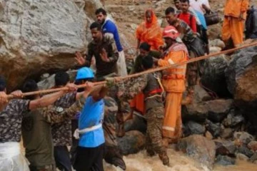 பாதிக்கப்பட்ட மக்களுக்கு உதவிய டீக்கடை நடத்தும் தம்பதியினர்.., கேரளாவில் இருக்கும் கருணை உள்ளங்கள்