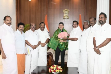 தமிழகத்தில் சட்டம் ஒழுங்கு சீர்குலைந்து விட்டது - ஆளுநரிடம் இபிஎஸ் புகார்