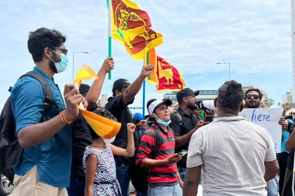 காலி முகத்திடல் போராட்டம்; வெளிநாட்டு பெண்ணைதேடும் பொலிஸார்! | Empty Face Struggle Police Foreign Woman