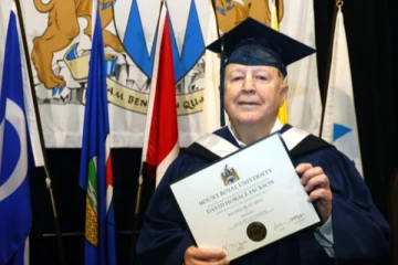 76 வயதில் பட்டம் பெற்ற கனேடியர்: சில சுவாரஸ்ய தகவல்கள்