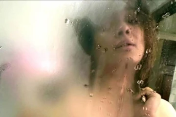 43 வயசாகியும் கவர்ச்சி காட்டி கல்லாக்கட்டும் நடிகை கிரண்!! மொத்த சொத்து மதிப்பு இத்தனை கோடியா...