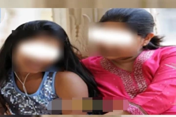 අම්මයි දුවයි අවුරුදු 18 කිරි කොල්ල එක්ක යාළුවෙලා..අම්ම දුවට මාට්ටුවෙයි..දුවට කලන්තෙ හැදෙයි.