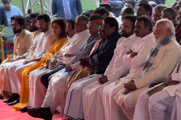 விஜய் ரசிகர்களை வெறுப்பேற்றுகிறாரா சிவகார்த்திகேயன்!! மோடியுடன் பராசக்தி.. | Sivakarthikeyan Meet Narendra Modi In Delhi Pongal