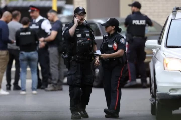 கனடாவில் நகைக் கடை கொள்ளை முயற்சியில் ஈடுபட்ட நால்வரை தேடும் பொலிஸார்