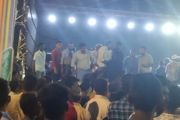 அரசியல் மேடையில் இரு குழுக்களுக்கிடையில் மோதல்