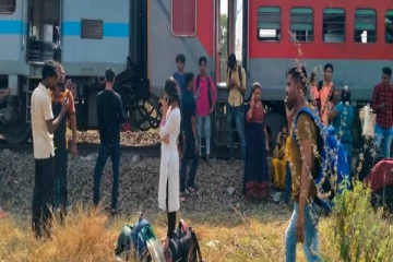 தொடருந்தில் மோதுண்டு விபத்து - இளைஞனும் யுவதியும் பரிதாபமாக உயிரிழப்பு