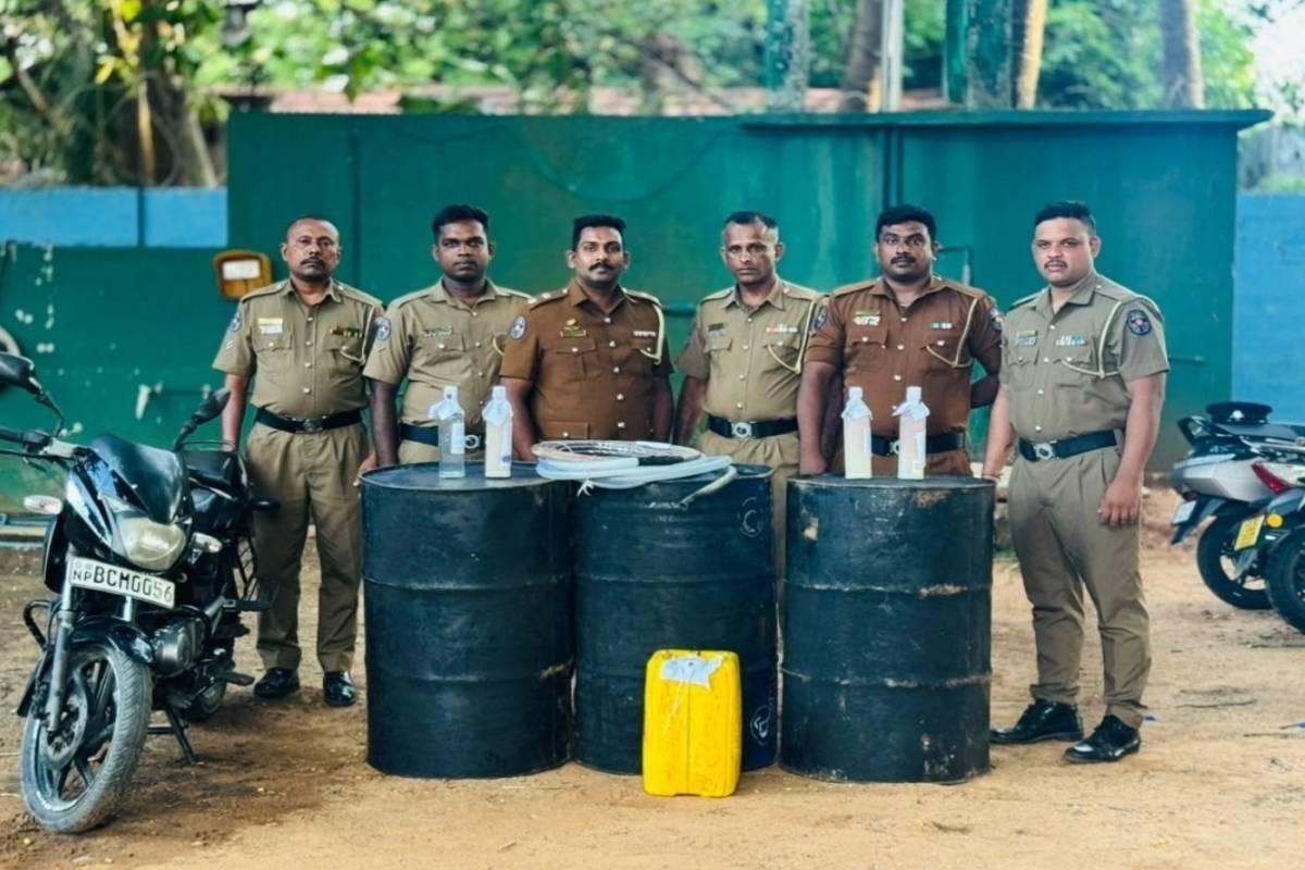 யாழில் கசிப்பு உற்பத்திக்கு முற்றுகை ; 20 லீட்டர் கசிப்புடன் இருவர் கைது | Jaffna Crackdown Liquor Production Two Arrested