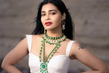 நடிகை தர்ஷா குப்தாவா இது!! இப்படியொரு லுக்கில் மிரட்டுறாரே?