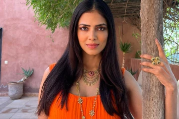 ஆரஞ்சு உடையில் அசத்தும் மாளவிகா மோகனன்! லேட்டஸ்ட் ஸ்டில்கள்