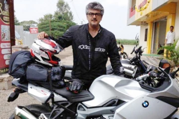 விலைஉயர்ந்த பி.எம்.டபள்யூ பைக் ஓட்டி வந்த தல அஜித்.. இணையத்தை தெறிக்கவிட்ட புகைப்படம்
