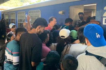 நானுஓயா தொடருந்து நிலையத்தில் பயணிகள் அவதி