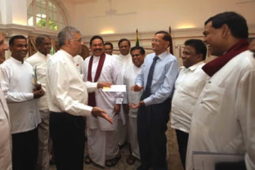 அடுத்த சில மாதங்களில் மக்கள் நாட்டை இழக்க நேரிடும்! அரசியல் முக்கியஸ்தர் ஆரூடம்
