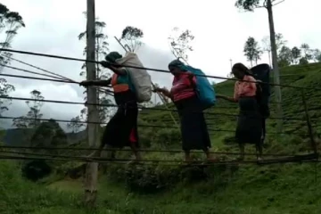 உயிரை பணயம் வைத்து  கம்பிகள் மீது நடக்கும் மக்கள்; கண்டுகொள்வார்களா அதிகாரிகள்?