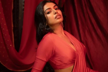 நடிகை ஷிவானி ராஜசேகர் சேலையில் கிளாமர் போஸ்