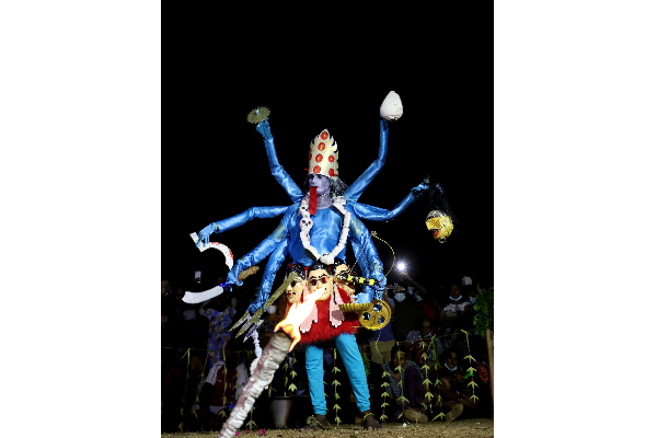 உடுக்கு, பறை இசை முழங்க மாடன் பத்திரகாளி பூஜை நடத்திய போராட்டக்காரர்கள்! | Protesters Perform Madan Bhattirakali Puja Uduku
