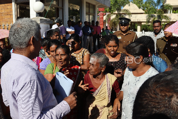 அஸ்வெசும கொடுப்பனவில் சிக்கல் - முல்லையில் குவிந்த மக்கள் ; பலப்படுத்தப்பட்ட பாதுகாப்பு | Aswesuma Welfare Against Protest Mullaitivu