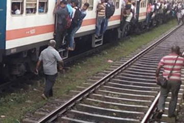 දුම්රියක් පීලි පනියි..