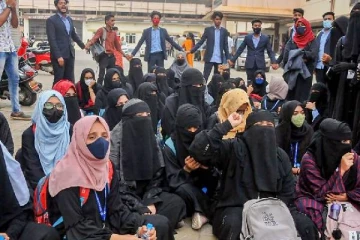 விஸ்வரூபம் எடுக்கும்  ஹிஜாப் விவகாரம்; புனிதத்தை காக்க கல்வியை துறக்க தயார்;   மாணவிகள் கோஷம்