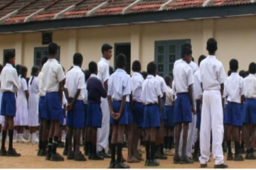 திடீரென மயங்கி சரிந்த பாடசாலை மாணவர்கள்!