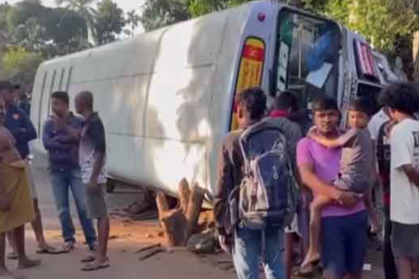 கோர விபத்தில் சிக்கிய கொழும்பிலிருந்து சென்ற பேருந்து ! சாரதி பலி - 8 பேர் வைத்தியசாலையில் | Colombo Haldummulla Bus Accident Today