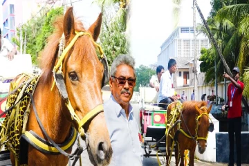 போக்குவரத்துக்கு திண்டாடும் மக்கள்!! யாழில் நடக்கும் நெகிழ்ச்சி செயல் (காணொளி)