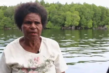 பெண்கள் மட்டும் நிர்வாணமாக சுற்றித்திரியும் அபூர்வ பகுதி!