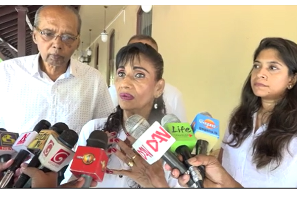 மகாநாயக்க தேரர்களிடம் மன்னிப்பு கோரிய - ஜெரோம் பெர்ணாண்டோவின் பெற்றோர்கள் | Jerom Fernando Parents Apology To Mahanayaka Thera