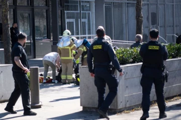 அமெரிக்க தூதரகம் முன் தீ வைத்துக் கொண்ட 18 வயது இளைஞர்: பொலிஸார் விசாரணை