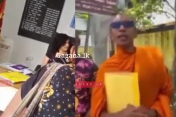 "බුදු නෝනා අපිට ඉන්න තැනක් නෑ.." වැස්සට කඩා වැටුණු පුංචි ලෑලී ගෙදර - දුක කියන්න හැඬූ කඳුළින් ගිය කාන්තාවකට ප්රාදේශීය ලේකම්වරිය සැලකුව හැටි.. වීඩියෝ සහිතයි.. (VIDEO)