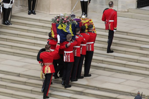 உடைக்கப்பட்ட மகாராணியின் மந்திரக்கோல்! இறுதி பயணத்தில் வித்தியாசமான அரச சடங்கு | Queen S Coffin Lowered Into Royal Vault Ahead