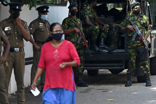 கொழும்பில் பாதுகாப்பை பலப்படுத்தும் படையினர் | Soldiers Beef Up Security In Colombo