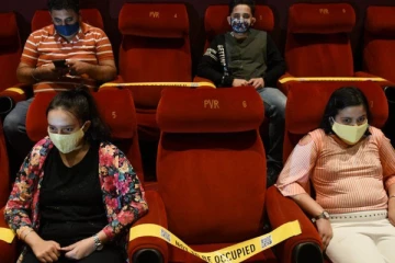 பரவும் கொரோனா தொற்று; தியோட்டர்களுக்கு செல்வோருக்கு புதிய கட்டுப்பாடு..!