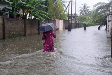 கொட்டித் தீர்க்கும் மழை; வெள்ளத்தில் தத்தளிக்கும் அக்கரைப்பற்று