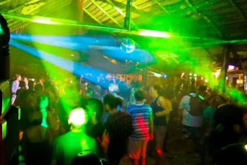 තරුණ මන්ත්‍රී ගිය පාටියේ දී රට පුරා කෙල්ලො කොල්ලො 200ක් එකතු වෙලා කරපු දෙයක් මාටිටු වෙයි.