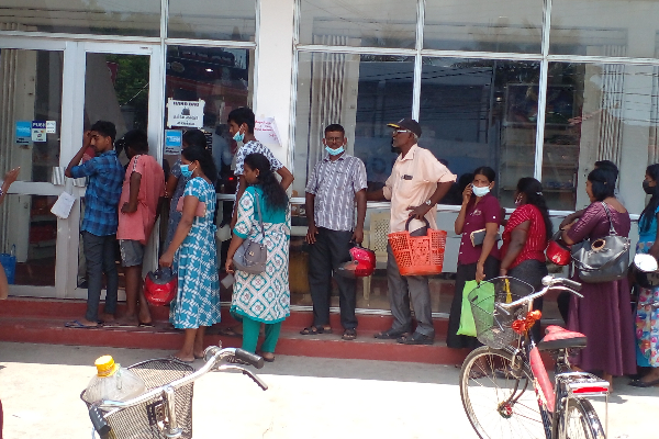கொழுத்தும் வெயிலிலும் நீண்ட வரிசையில் காத்திருந்த மக்கள்(Photos) | People Waiting In Long Queues Goods At Low Prices