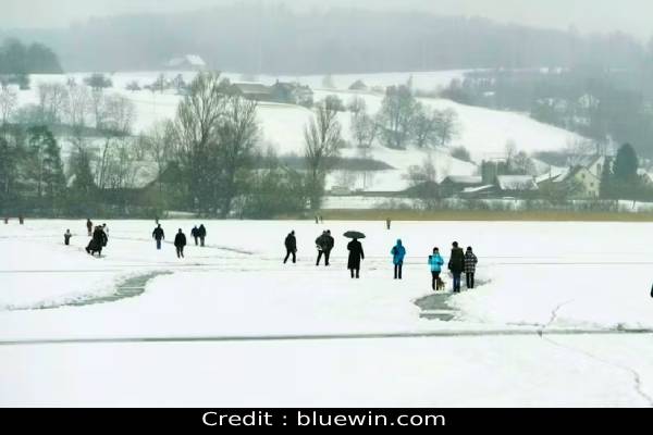 தெற்கு ஜேர்மனி மக்களுக்கு ஒரு எச்சரிக்கை | Germanians Warn To Stay Off The Ice Lake Constance